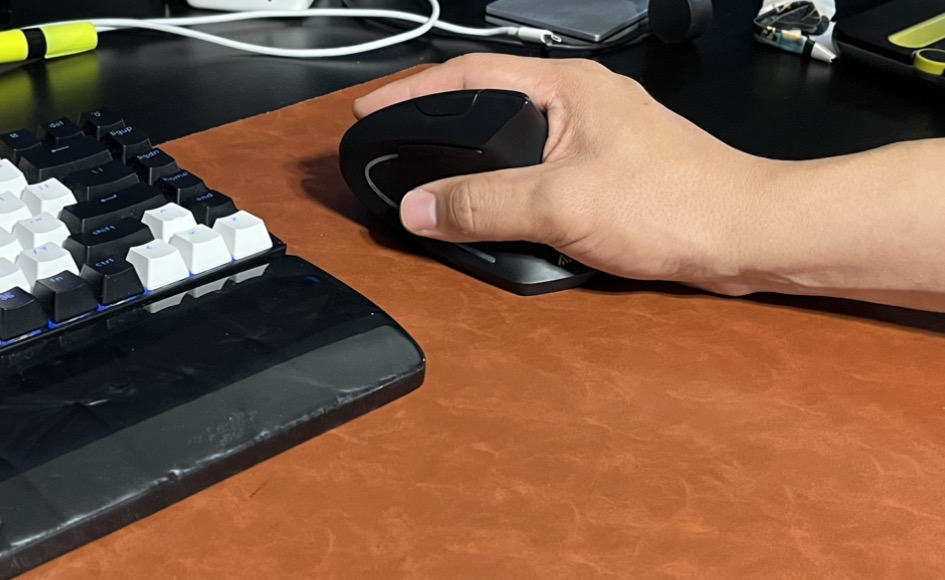Vertical ergonomic mouse to help prevent carpal tunnel syndrome
